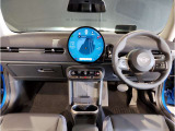 MINIの内装はとにかく『円』に拘ったデザインコンセプトが一目で伝わってきます。これほど円形に拘った車は他に御座いません。伝統のデザイン、トグルスイッチなど遊び心のある内装で御座います。
