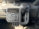 オートマのシフトレバーは操作しやすい位置にあります☆足元もスッキリしています☆