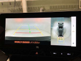 【バックガイドモニター】 車庫入れなど後進運転時に死角をモニターで確認ができて安全です♪ ステアリング操作の参考になるガイド線も表示しますので車庫入れがニガテな方も安心ですネ!