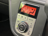 【オートエアコン】一度お好みの温度に設定すれば、車内の温度を検知し風量や温度を自動で調整。暑い&hellip;寒い&hellip;と何度もスイッチ操作をする必要はありません。快適な車内空間には必須の機能ですね♪