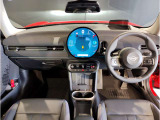 MINIの内装はとにかく『円』に拘ったデザインコンセプトが一目で伝わってきます。これほど円形に拘った車は他に御座いません。伝統のデザイン、トグルスイッチなど遊び心のある内装で御座います。