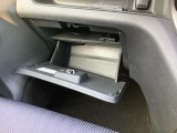 助手席下側には1つの収納があり使い勝手も良好です!