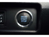 スマートエントリー&プッシュスタートはキーをバッグ等に携帯している時にブレーキを踏んでスタートボタンを押すとエンジンが始動します。車内に忘れた場合にはロック出来ませんので締め忘れの心配もなくなります!