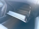 車検証などが収納できるグローブボックスも完備!