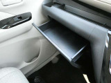 助手席側には引き出し式の小物入れが備わっています。