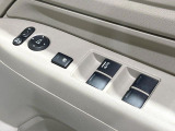 【電動格納ミラー】サイドミラーは電動格納式となっており、狭い駐車場でもキズがつくリスクを抑えられます。