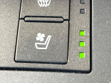 【シートベンチレーション】夏場は涼しい風でお尻や背中の熱やムレを防ぎ、冬はエアコンよりも早く温まってポカポカに!季節を問わず快適に過ごせます。
