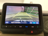 バックモニター付きで、車庫入れやバック時の後方確認をサポート。