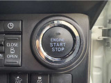 エンジンスタートボタンです。キーが車内にあれば、エンジンの始動・停止はブレーキを踏んでスイッチを押すだけ!キーを取り出す手間を省き、ワンプッシュでエンジンを操作するので簡単でスムーズです。