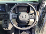 Hondaセンシング搭載ミリ波レーダーと単眼カメラで、クルマの前方の状況を認識。ブレーキやステアリングの制御技術と協調し、安心・快適な運転や事故回避を支援する先のシステムです