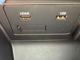 USB端子1個、HDMI端子1個付きです。スマートフォンの接続が可能です。