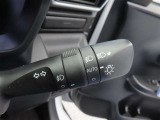 スイッチをオートに設定しておけば、車外の明るさに応じて自動的にヘッドランプを点灯・消灯します。夕暮れ時やトンネルの続く山道などを走行する時に便利なコンライトを装備しています。