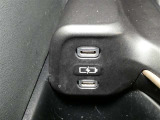 充電用USB端子付き。スマートフォンなどの充電に便利です。