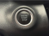 エンジンスタートボタンです。キーが車内にあれば、エンジンの始動・停止はブレーキを踏んでスイッチを押すだけ!キーを取り出す手間を省き、ワンプッシュでエンジンを操作するので簡単でスムーズです。
