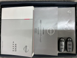スマートキーは鍵をバッグに入れたままでもドアロックの開閉やエンジンのON・OFFができます。夜間や雨の日も鍵を探さなくて良いので便利です。