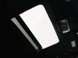 【開放的なサンルーフ】閉塞的な空間になりがちな車内の中で、開放感を与えてくれるサンルーフは大人気の装備です!