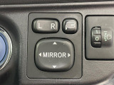 【電動格納ミラー】サイドミラーは電動格納式となっており、狭い駐車場でもキズがつくリスクを抑えられます。