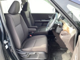 乗降がしやすい運転席。高さが調節できて小柄な方でも運転しやすいポジションをとることができます。