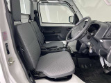 ゆったりと座れる運転席シートですのでストレスなく運転が出来ますよ!