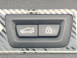 ●電動リアゲート:ワンタッチでリアゲートの開閉ができ、荷物などで両手が塞がっている状態でも簡単に開閉ができる便利機能です。