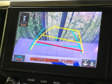 【バックカメラ】駐車時に後方がリアルタイム映像で確認できます。大型商業施設や立体駐車場での駐車時や、夜間のバック時に大活躍!運転スキルに関わらず、今や必須となった装備のひとつです!
