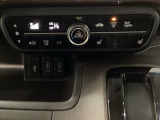 オートエアコンがついてますので、簡単操作で快適に過ごせます。リア熱線のスイッチの中にサイドミラーヒーターも入っています。パネル内のシートヒータースイッチは前席の左右別々に2段階で温度設定ができます。