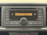 AM・FMチューナー内蔵、CD再生機能付き。音楽を聴きながらのドライブは楽しいですよね〜♪