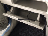 【グローブボックス】収納スペースがあるので車内が散らからずに助かります。ちょっとした物を入れるのにいいですね♪