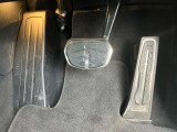 【ペダル】BMWはオルガン式アクセルペダルを採用しています。踏み込む足とペダルが同じ軌跡を描くため、かかとがずれにくく、アクセルコントロールがよりしやすくなるメリットがあります。