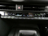 温度の感じ方は、個人差がありますね。運転席、助手席で独立して温度設定のできる左右独立温度コントロールのフルオートエアコン装備です。