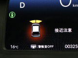 【パーキングセンサー】センサーが周辺の障害物を検知。音とディスプレー表示で障害物との距離をお知らせし、ドライバーに注意を促します。バックでの駐車時や狭い駐車場での出庫時などに役立ちます。