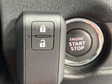 【キーレススタートシステム】カバンやポケットに入れたままでもドアの施錠・解錠が可能なスマートキーを装備。エンジンのオン・オフ時もカギを取り出す必要が無いからとっても便利です♪