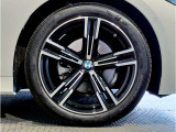 BMWの純正アロイホイールは軽量かつ強度にも優れているホイールで走行性能を引き上げる設計になっております。足元にもBMWは妥協がなくこだわっている個所になります。