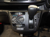 操作しやすいインパネシフトです。ダイヤル式のエアコンは直感的に操作でき、走行中も扱いやすい設計です。パネル表面にテカリや傷もなく、丁寧に扱われてきたことが伺える良好なコンディションです。