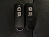 スマートキーを装備しています。鍵を差し込むことなくドアロックの開け閉めと、スタートボタン操作でのエンジンスタートができます。スペアキーも同じものを用意しております。