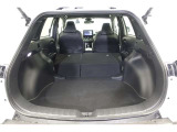 セカンドシートを倒した状態です。セカンドシートは独立可倒、荷物に合わせてラゲッジスペースをアレンジできます。