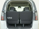 タテにもヨコにもワイドなテールゲート開口部と、低い開口部地上高により、重い荷物も簡単に積み込むことができます。広いラゲッジスペースで、普段使いから旅行まで、ざまざまなシーンで大活躍です。