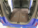 後席背もたれを倒せばちょっと大きめの荷物や長いものを積みたい時に便利です。