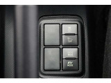 EVモードは電気モーターのみを使って走行するモードです。深夜の住宅街、屋内駐車場でエンジン騒音や排気ガスを気にすることなく走行できます。