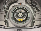 今ではオプションになってしまった応急タイヤが装備されています。万が一の時に役立ちます☆☆