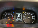 様々な車両情報を表示できるTFTマルチインフォメーションディスプレイを中央に配した視認性の高い大型2眼メーターです