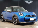MINIのフロントグリルのデザインはイギリスで生まれた当初から、シルバーのサイドバーが折り重なった伝統的なデザインで御座います。その伝統はBMWのお車になってからでも少しずつ形を変えて守られております