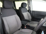 運転席のスペースはゆったりしていて、視界も広く確保されているので普段の運転からロングドライブまで快適です。