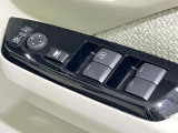 【電動格納ミラー】サイドミラーは電動格納式となっており、狭い駐車場でもキズがつくリスクを抑えられます。