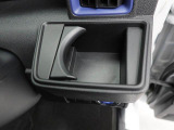 【カップホルダー】エアコン吹き出し口下部に設置されていますので使いやすさバッチリ!運転席から手の届くちょうどの位置です!