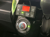 【オートエアコン】一度お好みの温度に設定すれば、車内の温度を検知し風量や温度を自動で調整。暑い&hellip;寒い&hellip;と何度もスイッチ操作をする必要はありません。快適な車内空間には必須の機能ですね♪