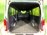 普段のお買い物や通勤、送迎等に十分な荷室スペースを確保しております。セカンドシートを倒すと、大きな荷物の積載も可能です♪