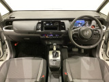 車内は光触媒抗菌消臭施工済です。スタイリッシュなデザインでスポーティなインパネ周りを演出します。グローブボックスやカップホルダーのほかにトレーなどたくさんの収納スペースが付いています。