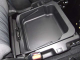 助手席シート下には大きな収納部