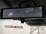 デジタルインナーミラー付き。後方視野角が広く、後席に同乗者がいても後方を確認しやすく安心です。